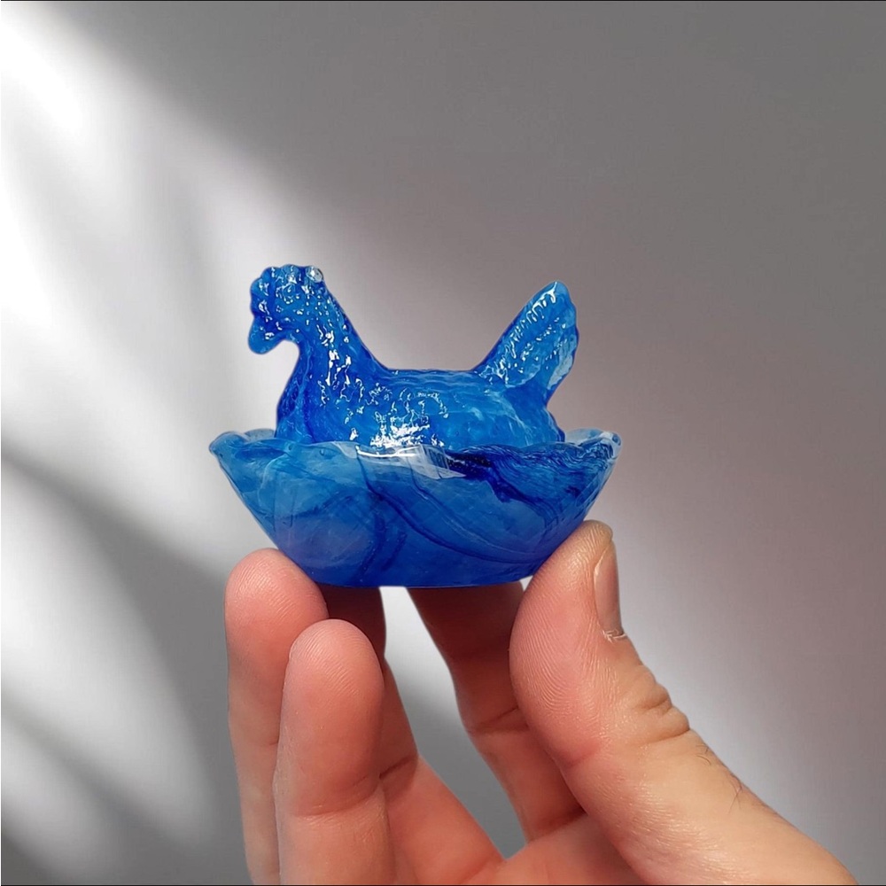 ***READ DESCRIPTION!***
Beautiful cobalt blue slag/swirl mini hen on nest